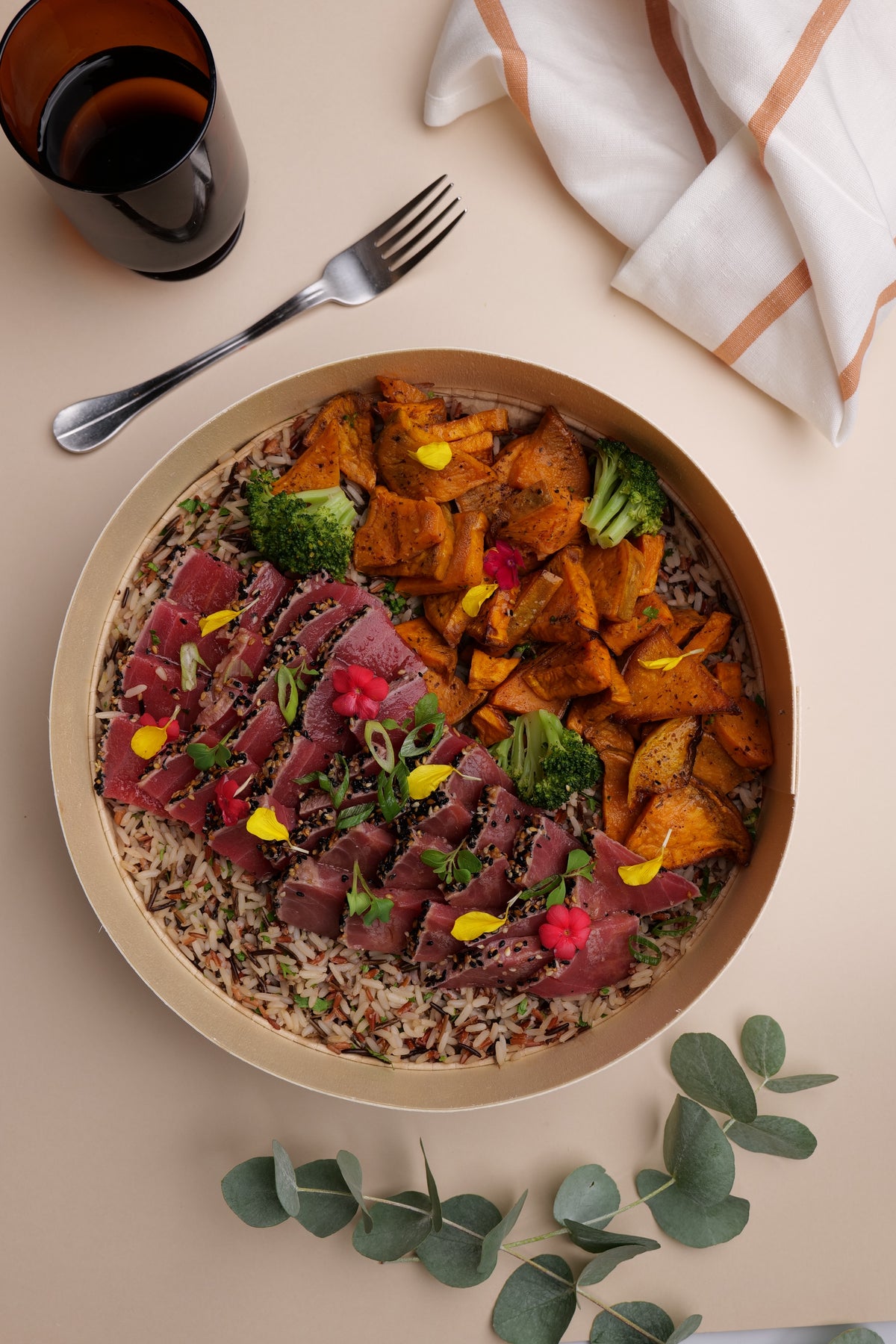 Tataki de thon, riz sauvage, légumes d'hiver