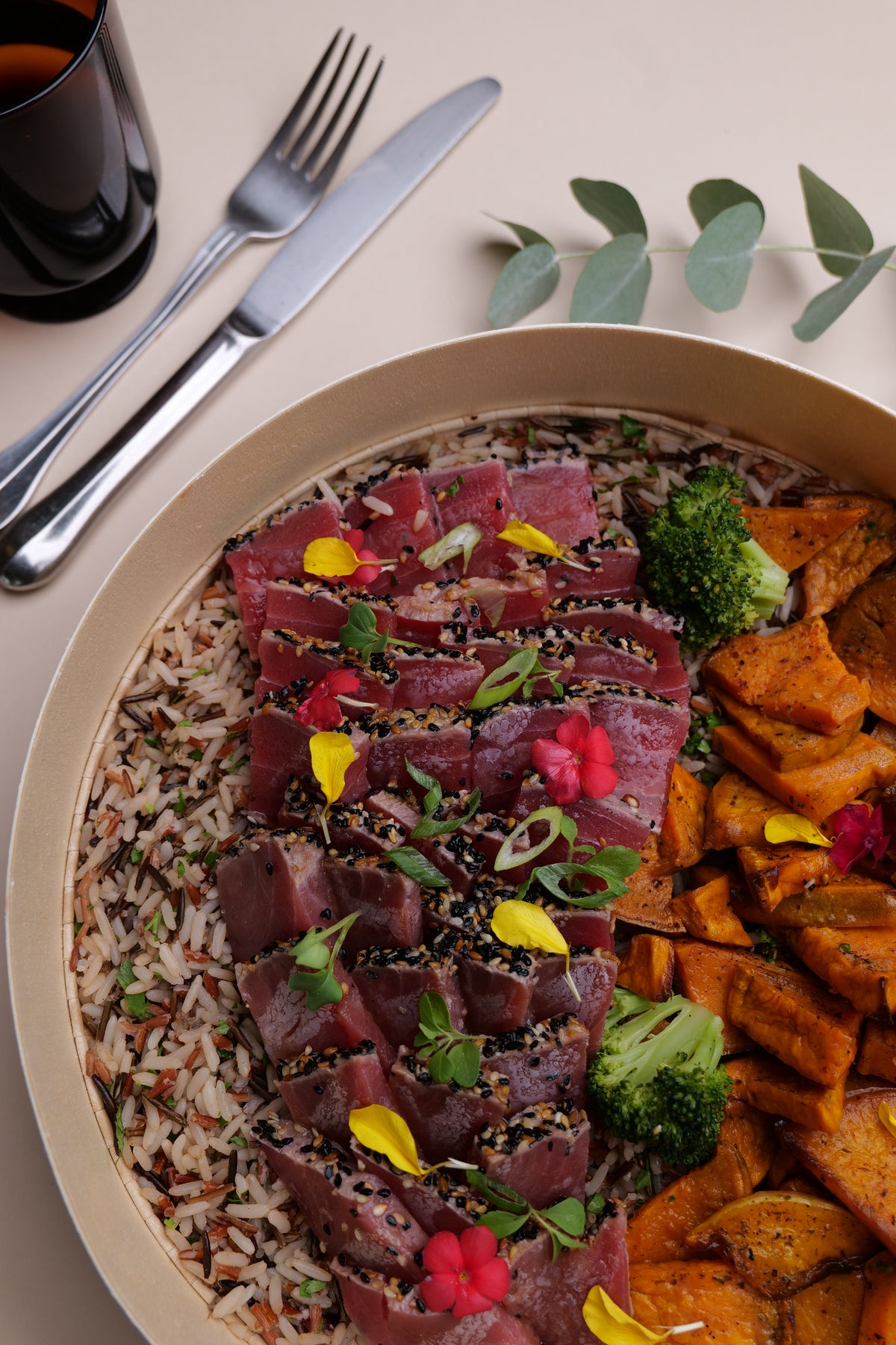 Tataki de thon, riz sauvage, légumes d'hiver