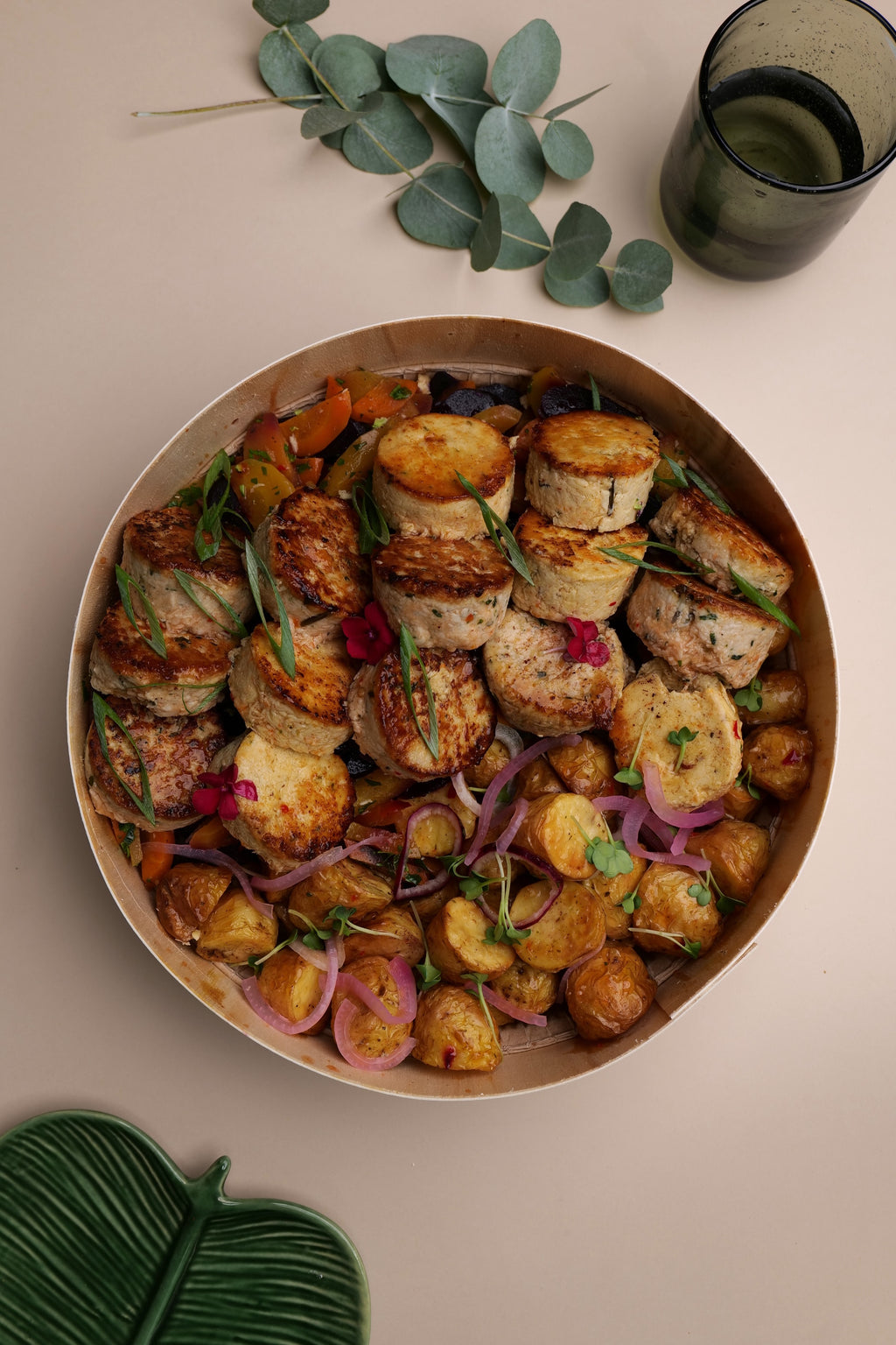 Confit de volaille, pommes de terre grenailles et carottes